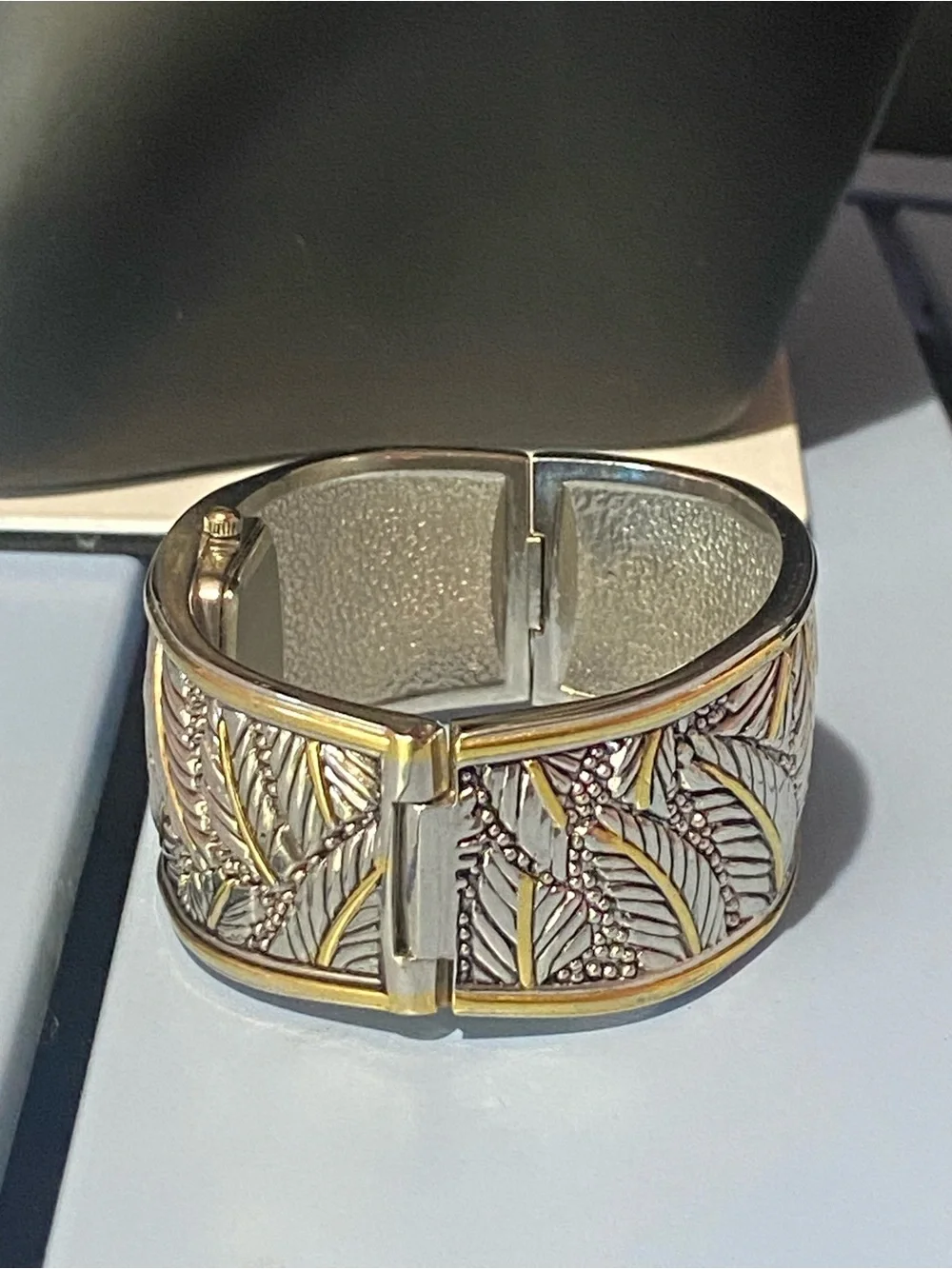 Vintage Peck & peck women’s bangle watch bracelet leaf design